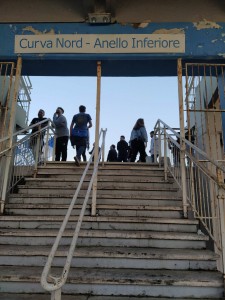 La scalinata che porta all'accesso del settore basso della Nord.