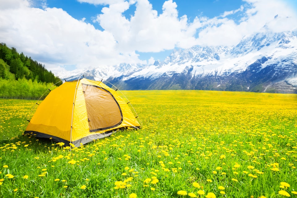 campeggiare-in-tenda-191kzx-1.jpg I migliori campeggi per vacanze nella natura | Skyscanner Italia - immagine 1