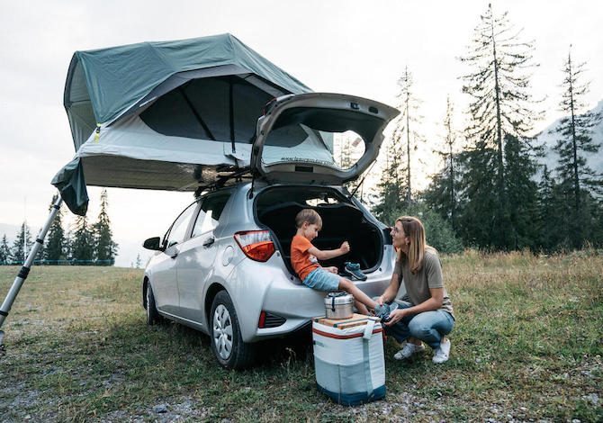 tenda-da-tetto-auto-decathlon-264kuy-1.jpg La tenda Decathlon Quechua per trasformare l'auto in un camper - immagine 1