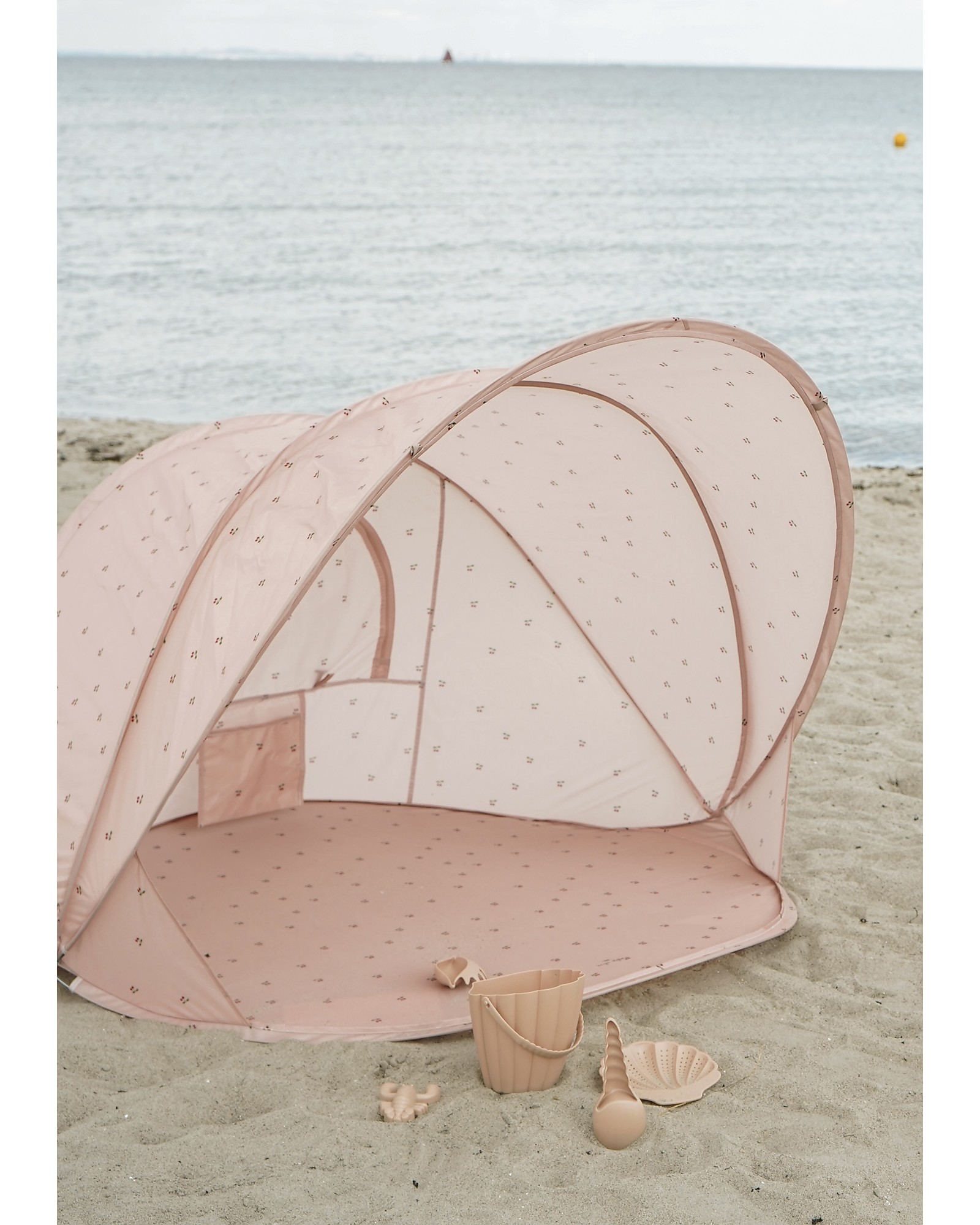 tenda-spiaggia-022ctz-1.jpg Konges Slojd Tenda da Spiaggia Anti UV Ciliegia Sistema Pop Up 125x125x110 cm bambina - immagine 1