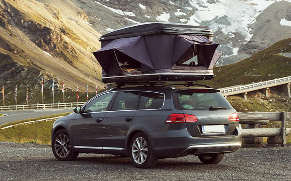 tenda-sul-tetto-136skc-1.jpg La tenda da tetto – semplice, pratica ed economica - immagine 1