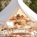 Tenda glamping: come arredare una tenda da campeggio in questo stile