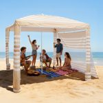 VEVOR Tenda da Spiaggia per Esterno da 2438 x 2438 mm con Parete Laterale, Protezione UPF 50+, Facile da Montare con Tasche per la Sabbia, Ombrellone Parasole Portatile Regolabile in Altezza | VEVOR IT